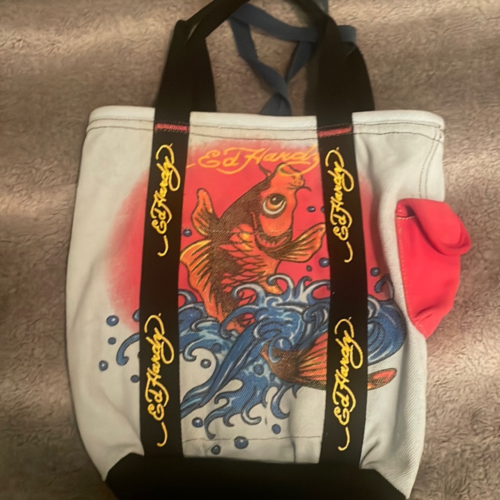 Ed Hardy tote bag in very great condition. 🙂 smoke free house pet free home. 🙂